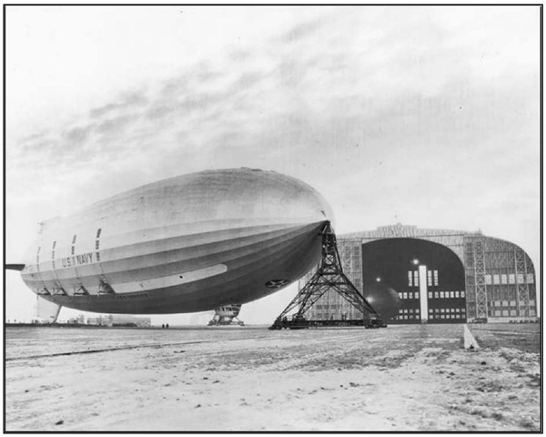 The navy airship USS Akron in front of a mooring mast at Lakehurst Naval Station, Lakehurst, 1932. 
