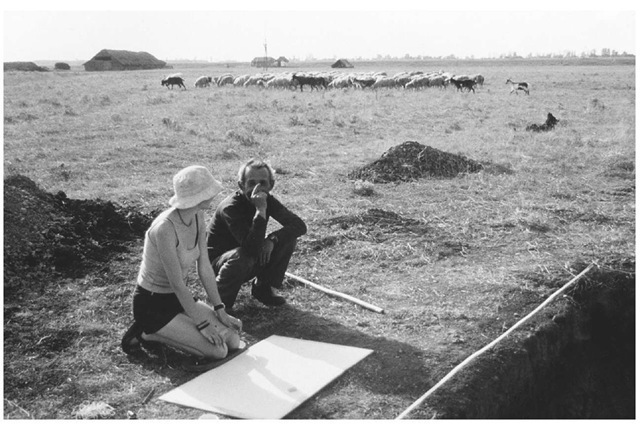 Excavation in 2000 at Ecsegfalva 23 on the Great Hungarian Plain, with shepherd, sheep and dog in attendance. 